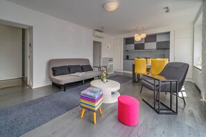 Appartamento familiare, 1 camera da letto, balcone (Silver Apartment With Hot Tub And) | Area soggiorno | TV a schermo piatto, impianto stereo
