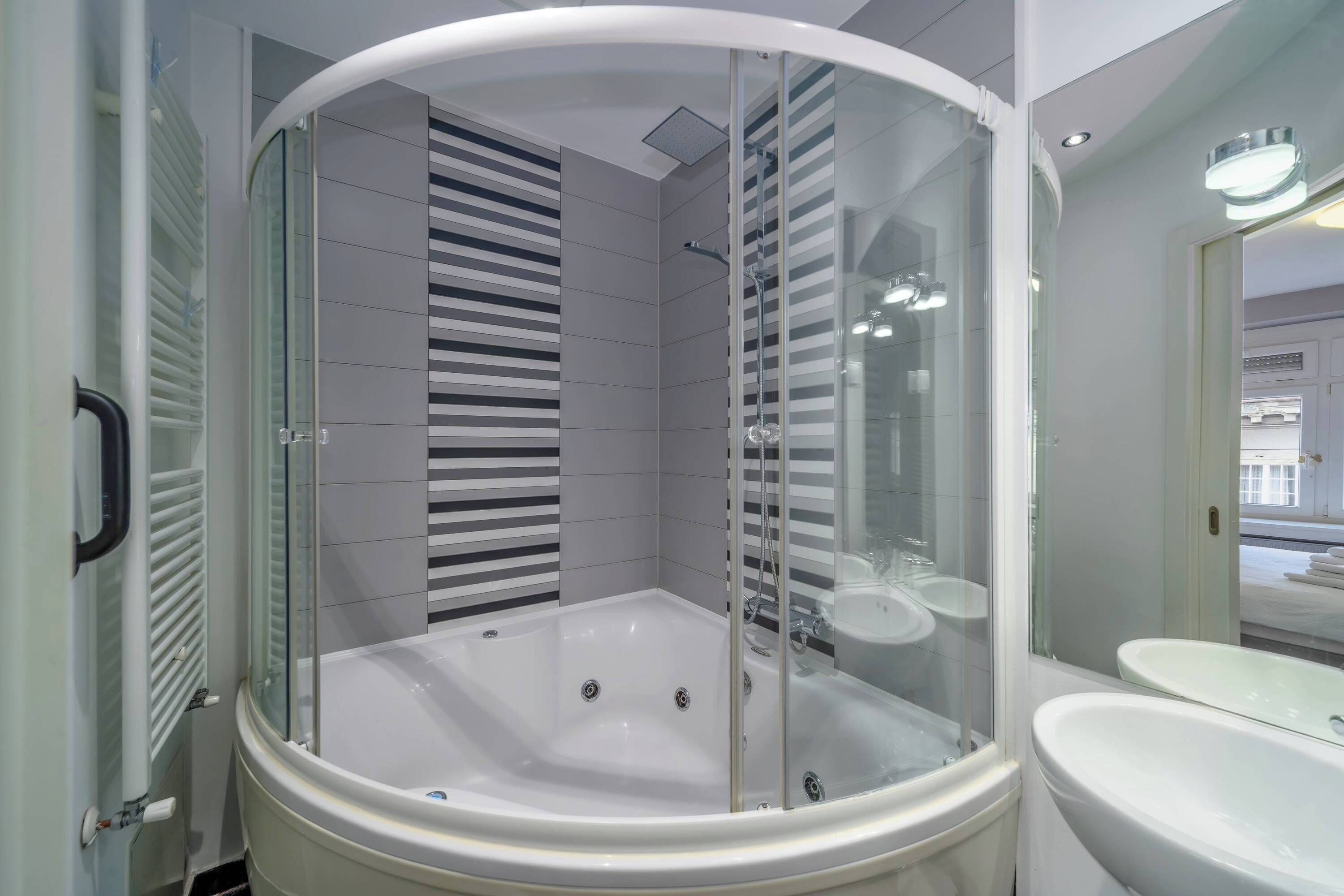 Apartamento familiar, varias habitaciones (Silver Apartment With Hot Tub And) | Baño | Ducha y bañera combinadas, secador de pelo, bidé y toallas