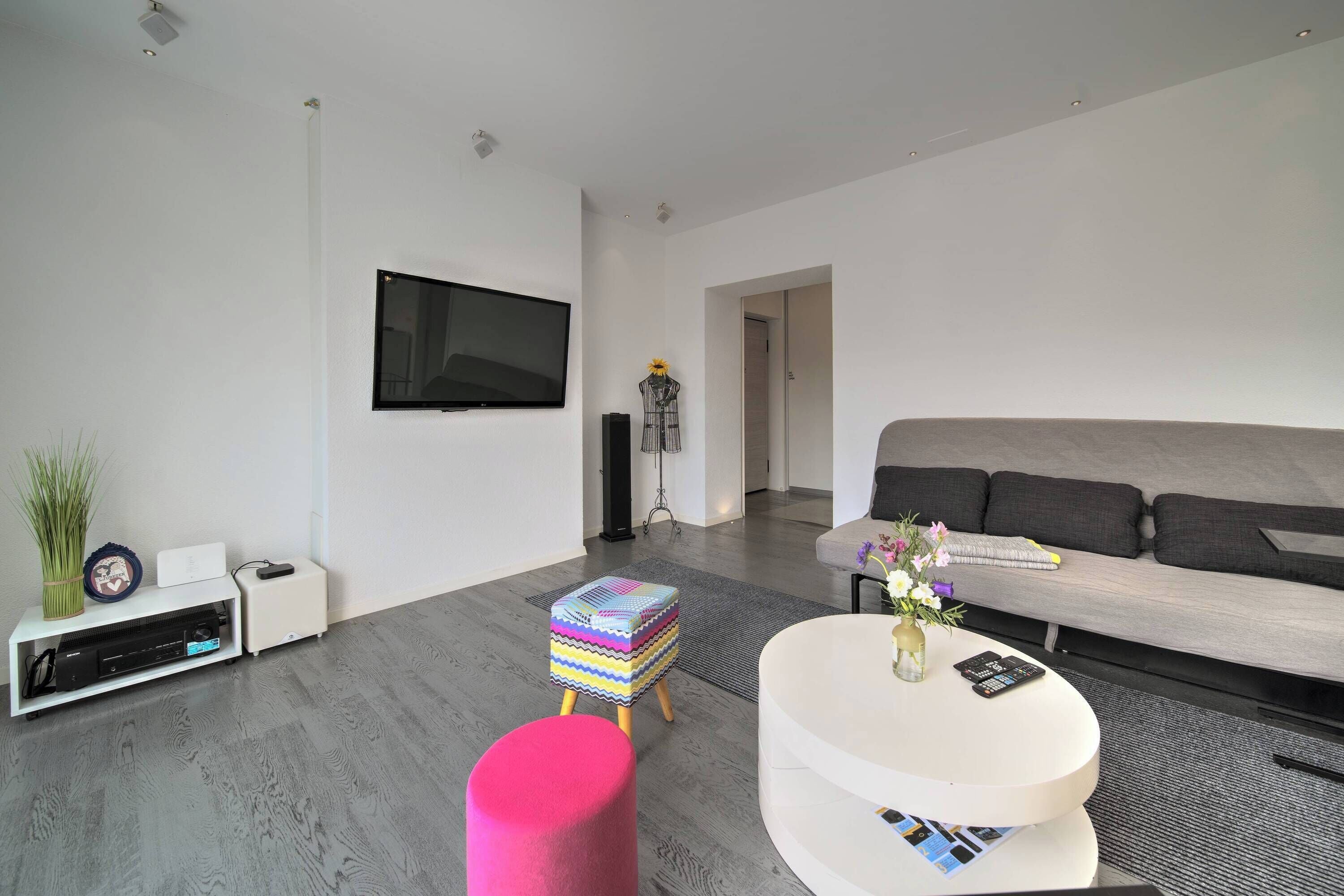 Apartamento familiar, varias habitaciones (Silver Apartment With Hot Tub And) | Zona de estar | Televisión de pantalla plana de 21 pulgadas con canales por cable