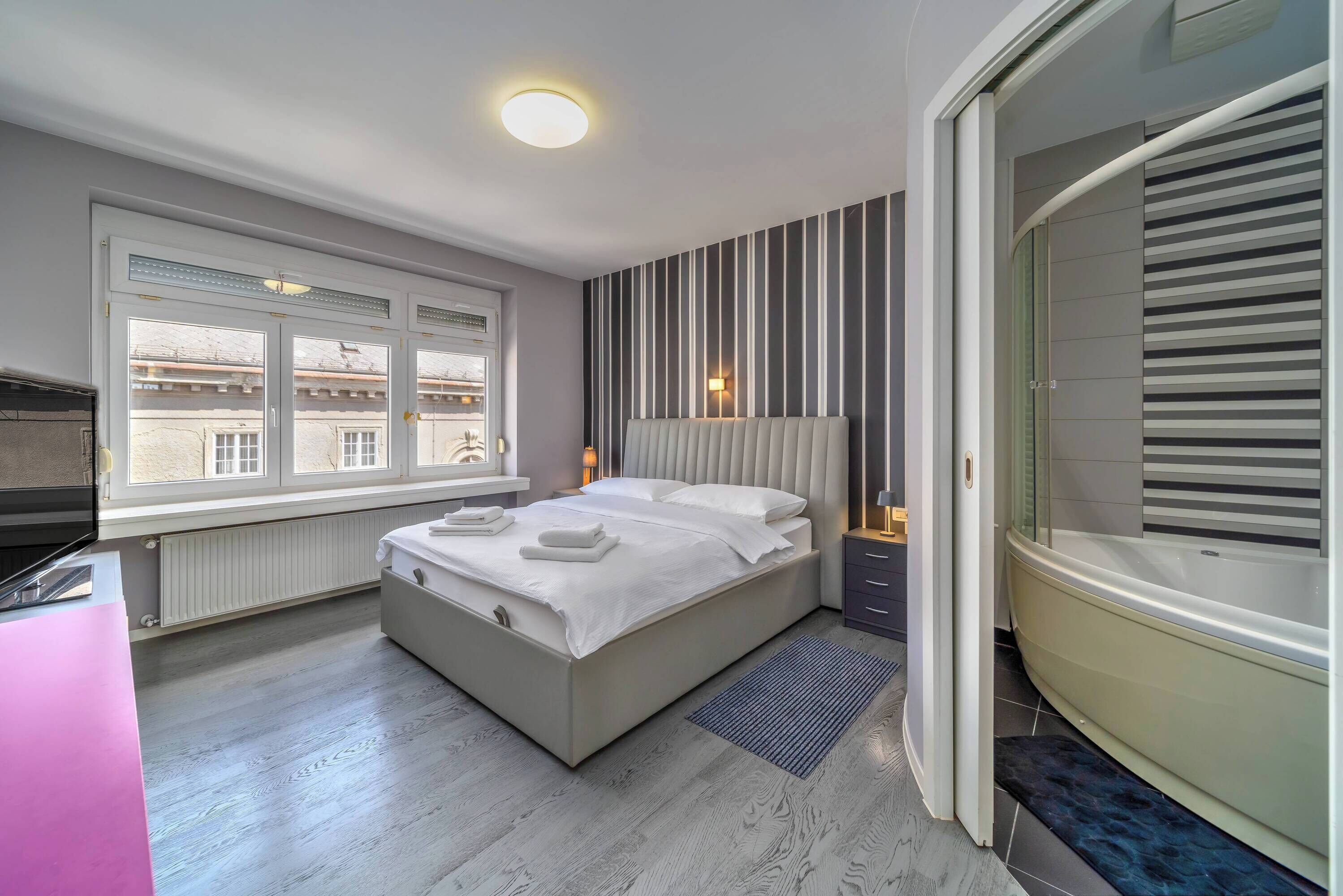 家庭公寓, 多间卧室 (Silver Apartment With Hot Tub And) | 1 多间卧室、客房内保险箱、笔记本电脑工作区、熨斗/熨衣板