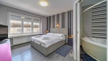 Family Apartment, Multiple Bedrooms (Silver Apartment With Hot Tub And)