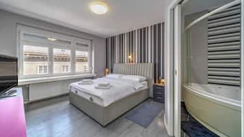 Apartamento familiar, varias habitaciones (Silver Apartment With Hot Tub And) | 1 dormitorio, caja fuerte, espacio para trabajar con un portátil