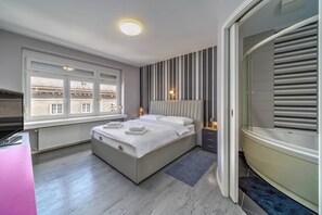 Family Apartment, Multiple Bedrooms (Silver Apartment With Hot Tub And) | 1 bedroom, in-room safe, laptop workspace, iron/ironing board