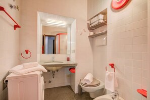 Shower, hair dryer, bidet, towels - Casa Francesca (Riva del Garda)