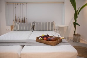 2 bedrooms, iron/ironing board, travel cot, WiFi - Aristotelia Gi Villas - Serenity and Luxury by the Pool (Olimpiada)