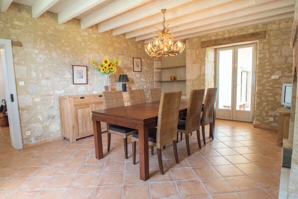 Dining - Renovated farmhouse with swimmingpool and beautiful view (Condom)