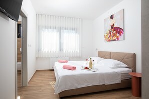 4 bedrooms, iron/ironing board, WiFi, bed sheets