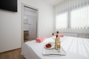 4 bedrooms, iron/ironing board, WiFi, bed sheets