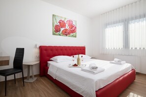 4 chambres, fer et planche à repasser, Wi-Fi, draps fournis