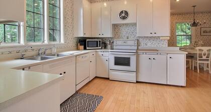 Cloverhouse Estate - Private farmhouse near Magog w/ tennis court!