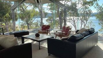 Una Smart TV, una chimenea
