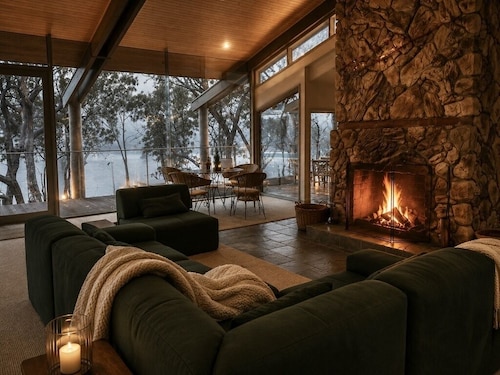 Glasshouse Lake Eildon Architectural Retreat
