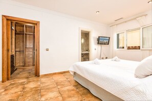 4 Schlafzimmer, Schreibtisch, Bügeleisen/Bügelbrett, kostenloses WLAN