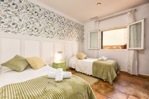 4 bedrooms, desk, iron/ironing board, free WiFi