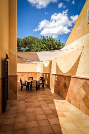 Outdoor dining - Fancy House Near Cádiz Pool Free Parking & BBQ (San Roque)