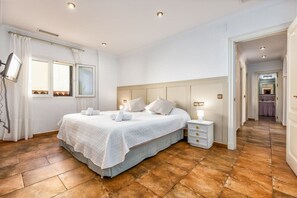 4 bedrooms, desk, iron/ironing board, free WiFi - Fancy House Near Cádiz Pool Free Parking & BBQ (San Roque)