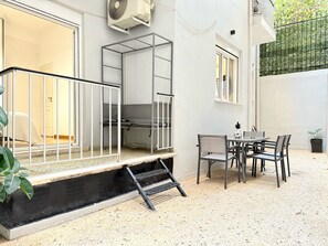 Outdoor dining - P&P Entire building rooftop jacuzzi (Athens)