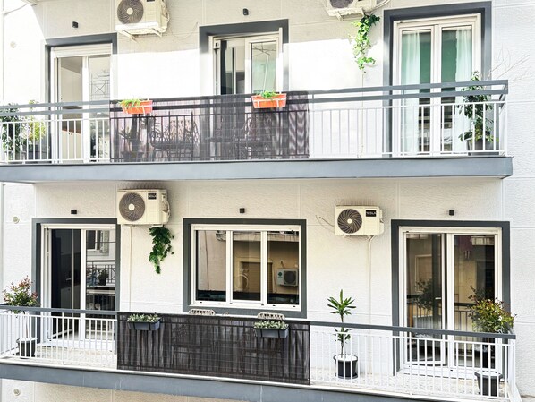 Exterior detail - P&P Entire building rooftop jacuzzi (Athens)