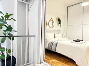 10 bedrooms, desk, iron/ironing board, free WiFi - P&P Entire building rooftop jacuzzi (Athens)