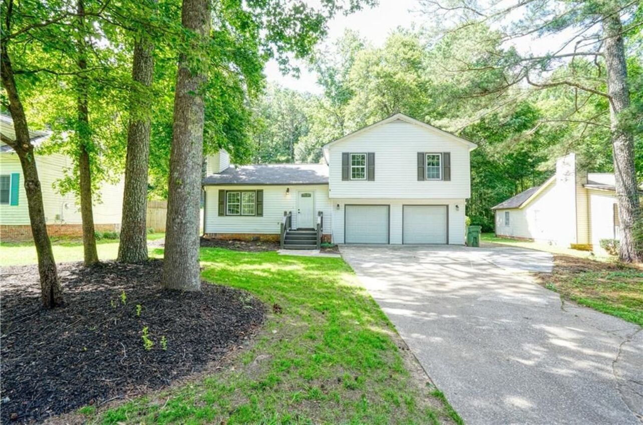Cozy/ spacious split level house. 