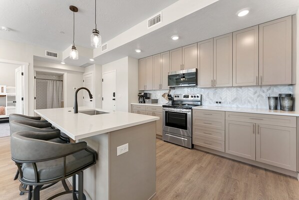 Eget kök | Kylskåp, ugn, kaffe- och tebryggare och brödrost