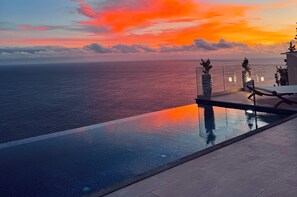 Una piscina al aire libre, una piscina climatizada