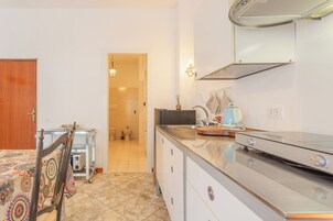 Appartamento Classic | Cucina privata | Frigorifero, microonde, piano cottura, pentole/stoviglie/utensili