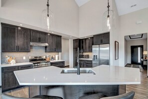 Kühlschrank, Mikrowelle, Ofen, Geschirrspüler