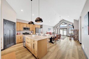 Kylskåp, mikrovågsugn, diskmaskin och brödrost