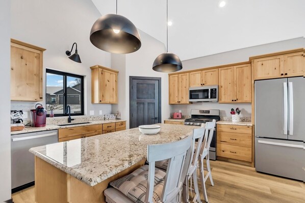 Kylskåp, mikrovågsugn, diskmaskin och brödrost