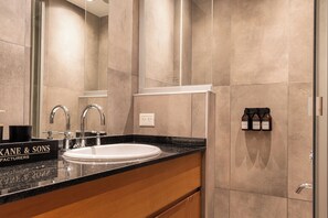 Secadora de cabello, toallas, jabón, papel de baño 