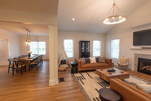 Una Smart TV, una chimenea