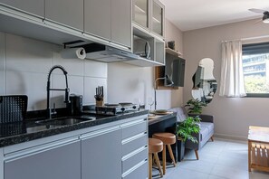 Kylskåp, mikrovågsugn, spishäll och kaffe- och tebryggare