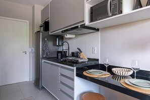 Kjøleskap, mikrobølgeovn, kokeplater og kaffetrakter/tekoker