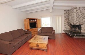 Smart TV, chimenea y oficina 