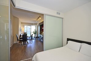 2 soverom, skrivebord, strykejern/-brett og reiseseng for barn