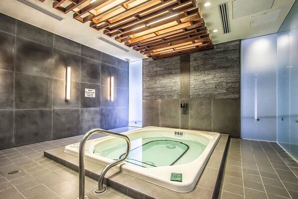 Interior - Luxe 2BR Apt with Jacuzzi and GYM, near CN Tower (Toronto)