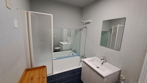 A bathroom with a bathtub, a sink, a mirror, and a shower. - 100m from resort center, 9th floor, balcony, parking, tv, ski locker, 32m², Pra Loup (Pra Loup)
