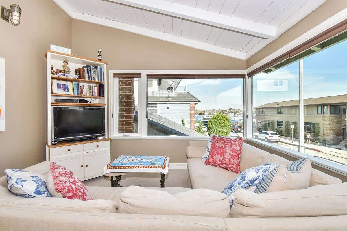 319 Coronado | Newport Bay Cottage W/ Spacious Patio - Balboa Island, CA