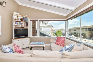 Una Smart TV, una chimenea, una oficina