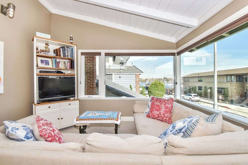 319 Coronado | Newport Bay Cottage W/ Spacious Patio - Balboa Island, CA