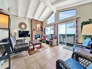 Smart TV, fireplace - Oceanfront Upper Unit on the Sand - Front-row Sunset Views (Newport Beach)