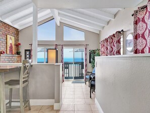 Interior - Oceanfront Upper Unit on the Sand - Front-row Sunset Views (Newport Beach)