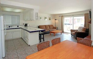 Interior - Location! Walk to beach, grocery + restaurants (Newport Beach)