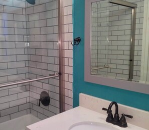 Een douche, een haardroger, handdoeken, shampoo