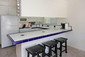 冷蔵庫、電子レンジ、オーブン、コンロ