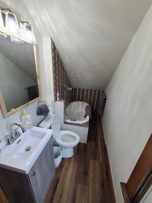 Suihku, hiustenkuivaaja, pyyhkeet, saippua