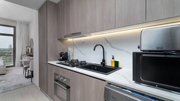 Estudi de disseny | Cuina privada | Frigorífic, microones, forn i rentaplats