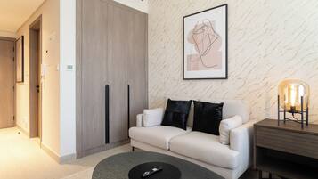 Design-studio | Oleskelualue | 55–tuumainen äly-TV, jossa kaapelikanavat