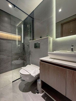 Apartemen Desain | Kamar mandi | Shower, perlengkapan mandi gratis, pengering rambut, dan handuk